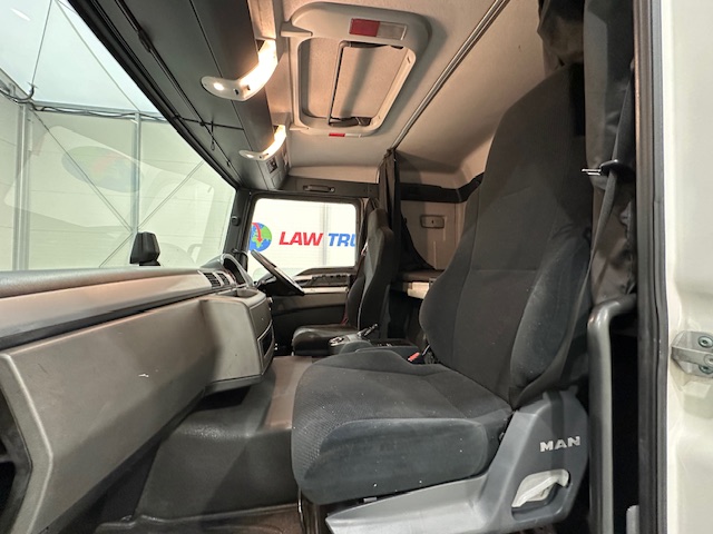 MAN TGM 18.250 4×2 Sleeper Cab Curtainsider