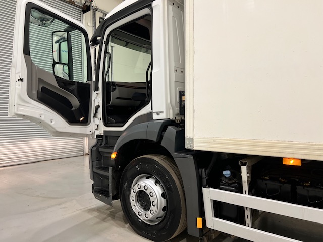 Mercedes Antos 1827 Day Cab Fridge Box