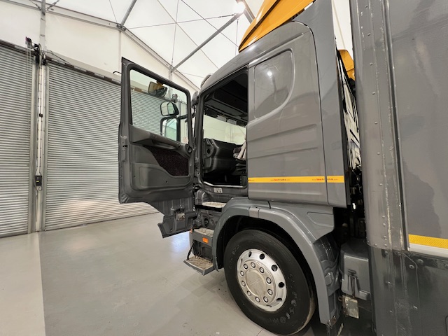 Scania R94 220 4×2 Sleeper Cab Box Van Manual