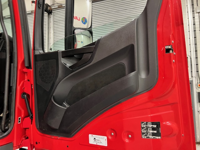 Mercedes Actros 2533 6×2 Sleeper Cab Curtainsider