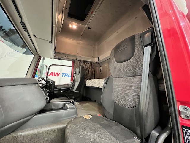 DAF CF 290 6×2 Rear Lift Sleeper Cab Curtainsider