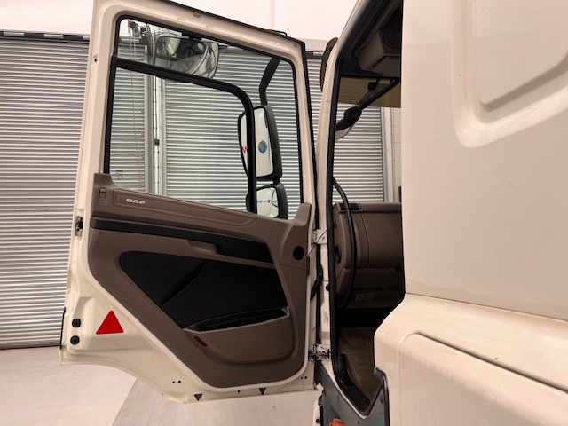 DAF CF75 310 Rear Lift Sleeper Cab Curtainsider