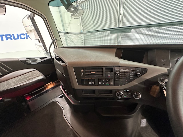 Volvo FH 460 Euro 5 6×2 Tractor Unit Safari Edition
