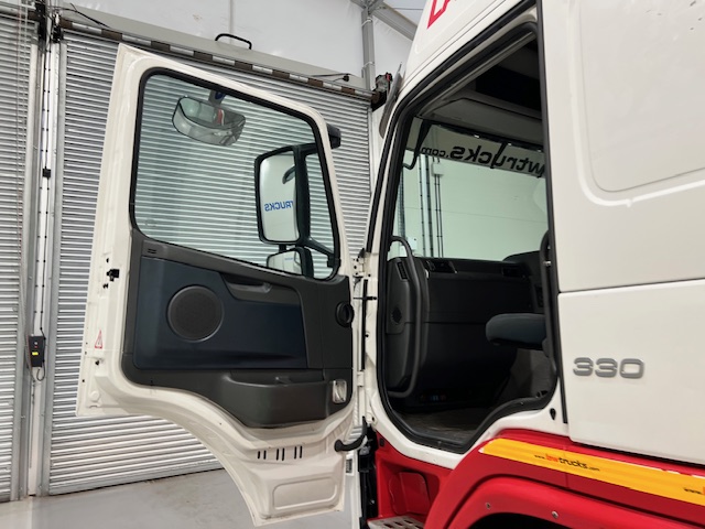 Volvo FM 330 6×2 Rear Lift Sleeper Cab Flatbed