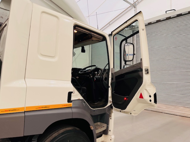 DAF CF 330 6×2 Rear Lift Sleeper Cab Curtainsider