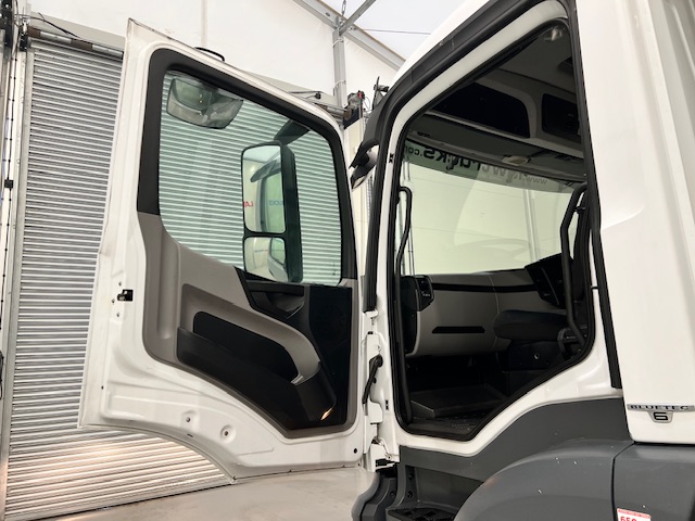 Mercedes Antos 1827 Day Cab Fridge Box