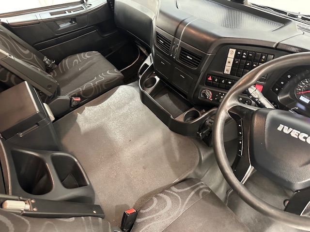 Iveco Stralis 360 6×2 Rear Steer Curtainsider