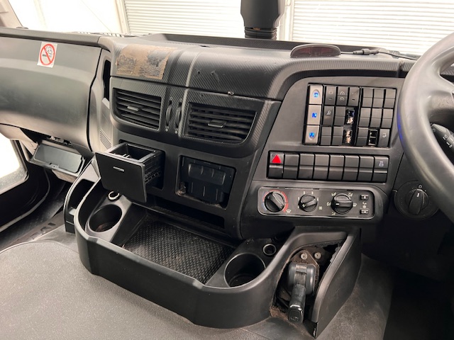 Iveco Stralis 310 AT 6×2 Box Van
