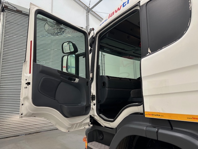 Scania P250 4×2 Sleeper Cab Curtainsider