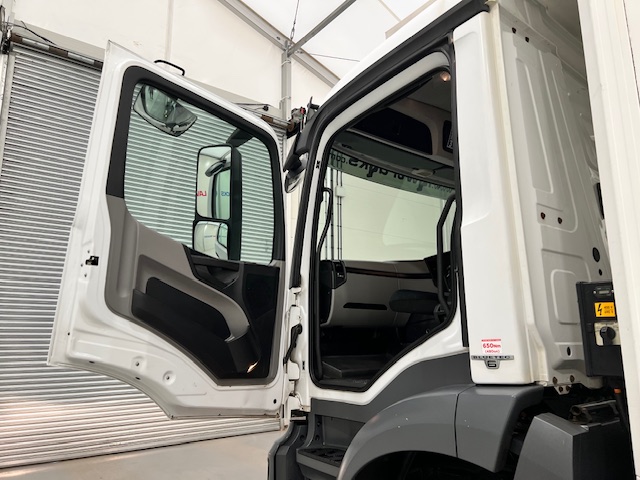 Mercedes Antos 1827 Day Cab Fridge Box