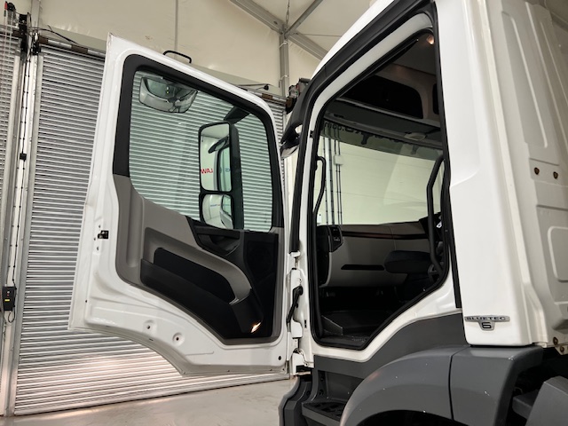 Mercedes Antos 1827 Day Cab Fridge Box