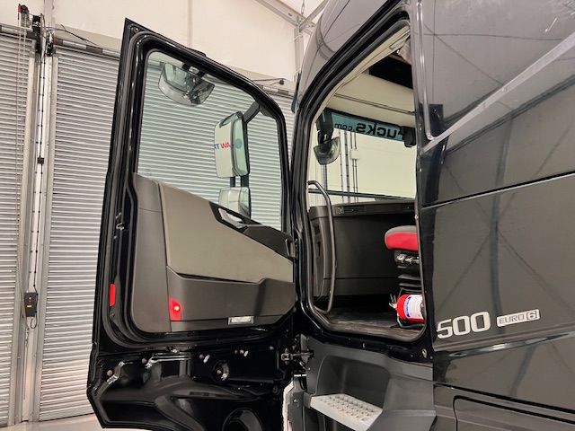 Volvo FH 500 6×2 Midlift Tractor Unit Safari Edition