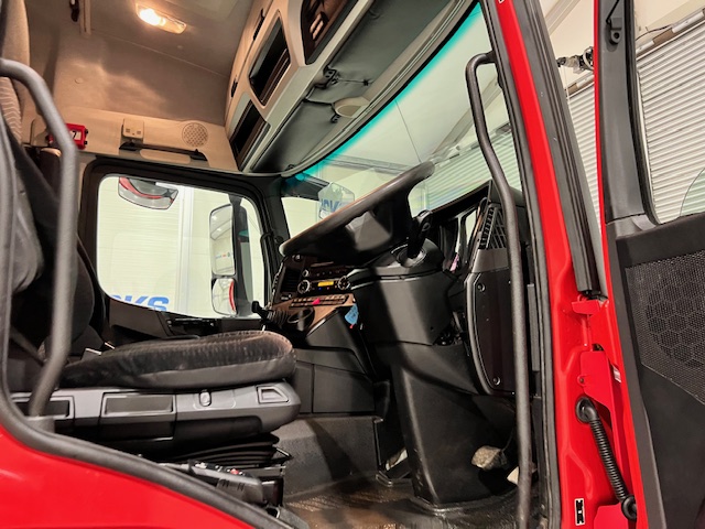 Mercedes Actros 2533 6×2 Sleeper Cab Curtainsider