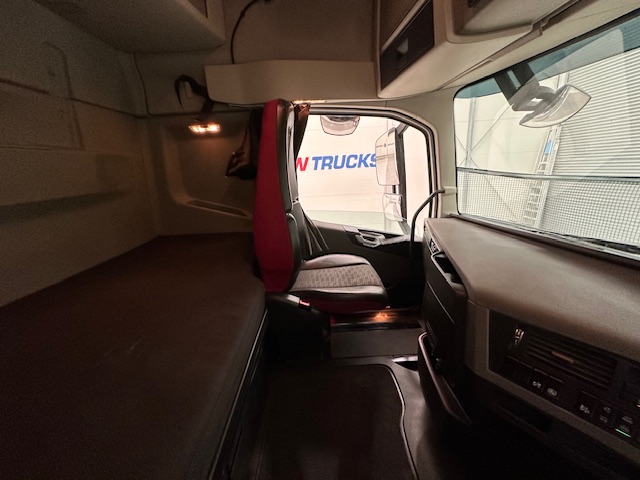 Volvo FH 460 Euro 5 6×2 Tractor Unit Safari Edition
