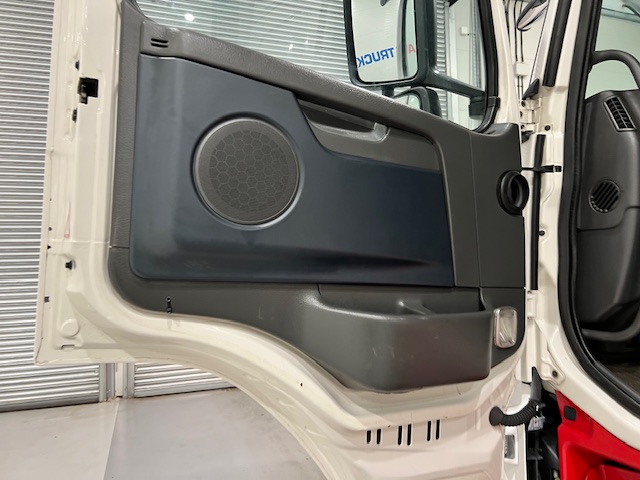 Volvo FM 330 6×2 Rear Lift Sleeper Cab Flatbed