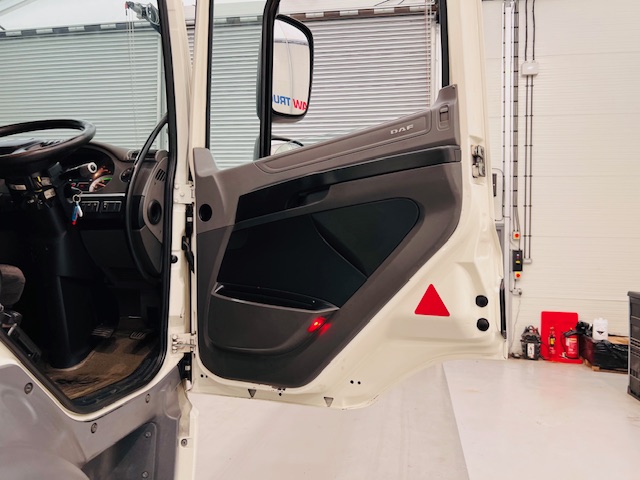 DAF CF 330 6×2 Rear Lift Sleeper Cab Curtainsider