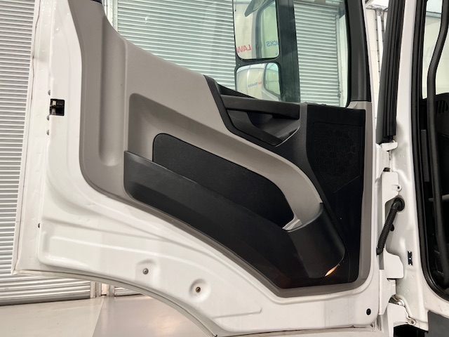 Mercedes Antos 1827 Day Cab Fridge Box