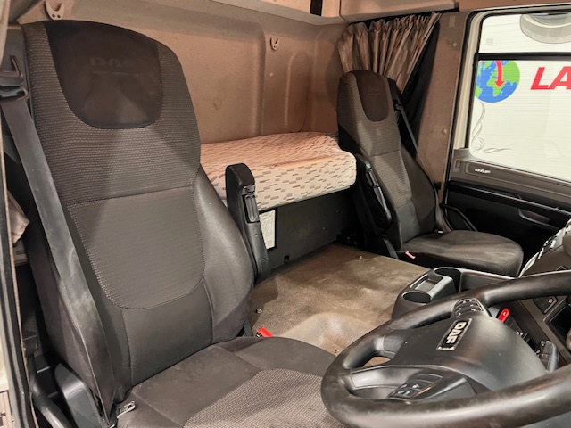 DAF CF 250 Sleeper Cab Curtainsider