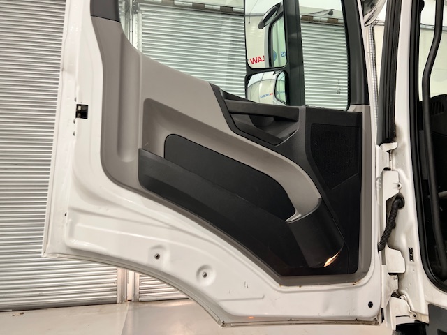 Mercedes Antos 1827 Day Cab Fridge Box