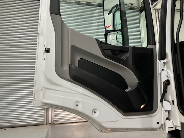 Mercedes Antos 1827 Day Cab Fridge Box