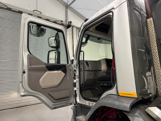 DAF LF 220 Day Cab Skip Loader