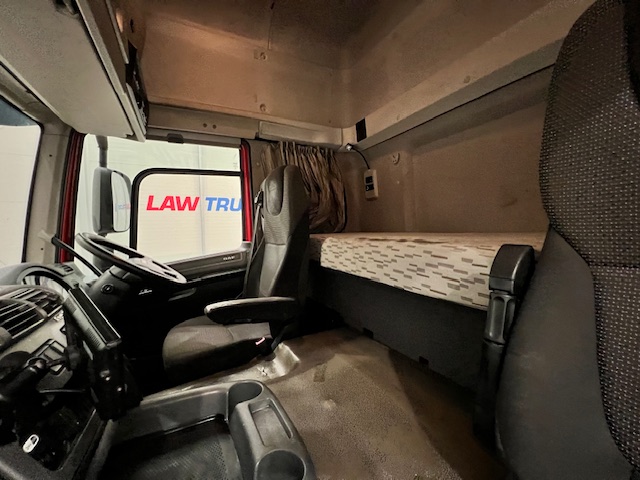 DAF CF 290 6×2 Rear Lift Sleeper Cab Curtainsider