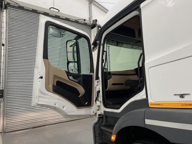 Mercedes Actros 1824 4×2 Sleeper Cab Box Van