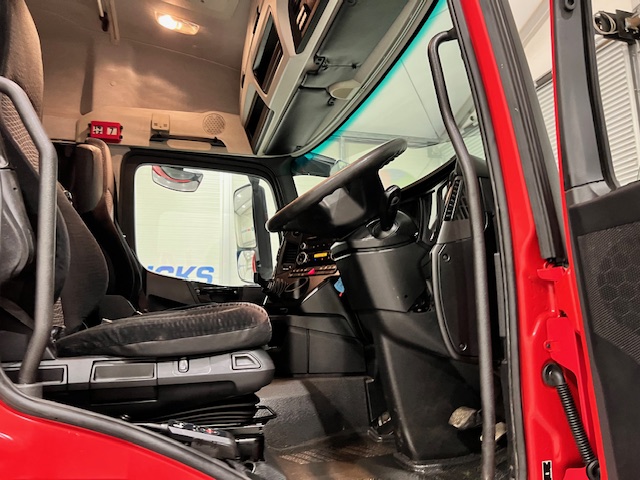 Mercedes Actros 2533 6×2 Sleeper Cab Curtainsider