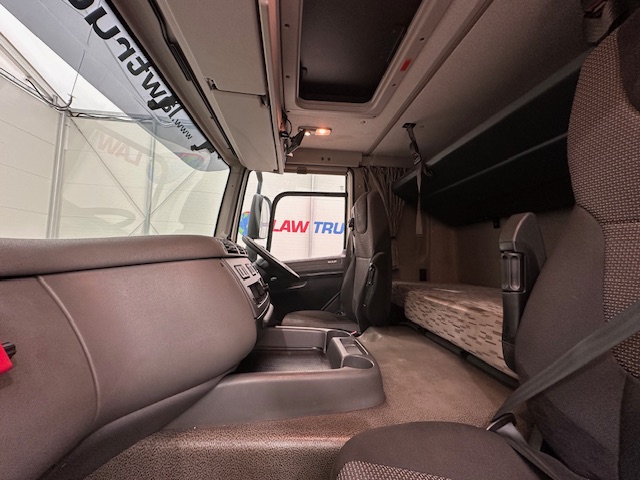 DAF CF 330 6×2 Rear Lift Sleeper Cab Curtainsider