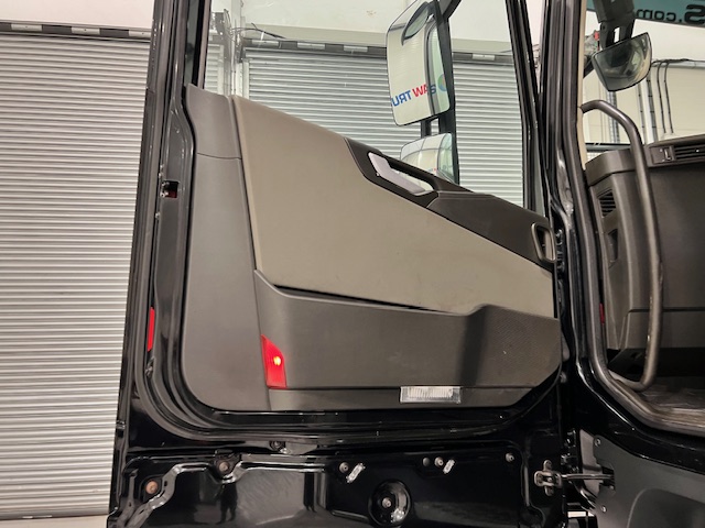 Volvo FH 500 6×2 Midlift Tractor Unit Safari Edition