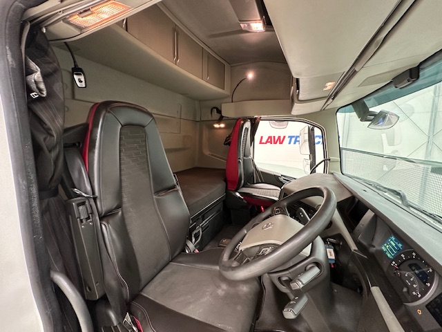 Volvo FH 460 Euro 5 6×2 Tractor Unit Safari Edition