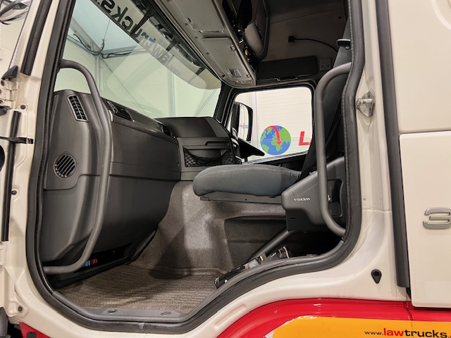Volvo FM 330 6×2 Rear Lift Sleeper Cab Flatbed