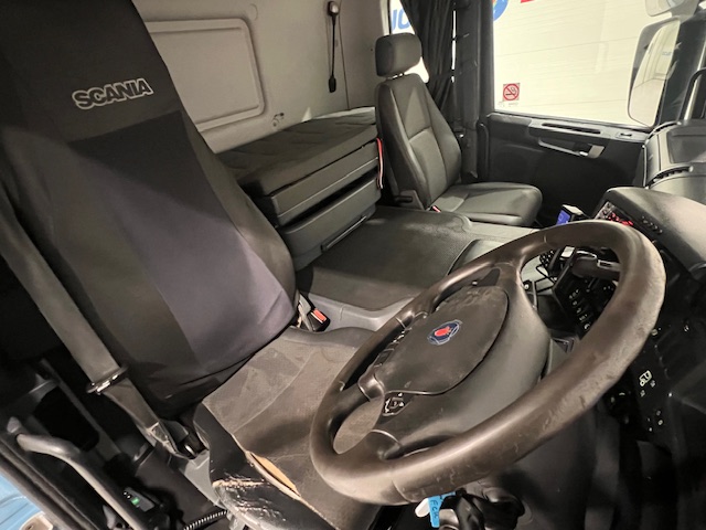 Scania P320 6×2 10 Tyre Rear Lift Insulated Box Van