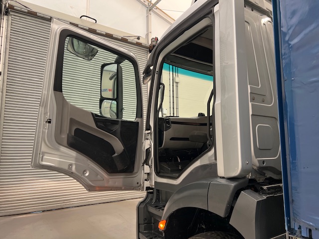 Mercedes Actros 2530 6×2 Day Cab Curtainsider