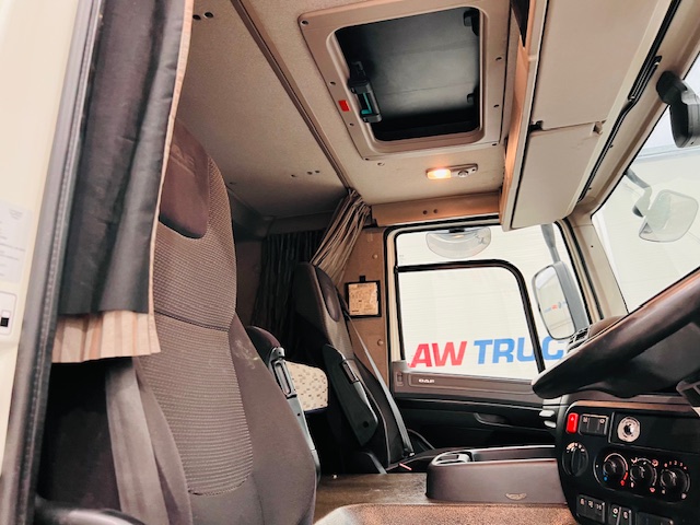DAF CF 330 6×2 Rear Lift Sleeper Cab Curtainsider