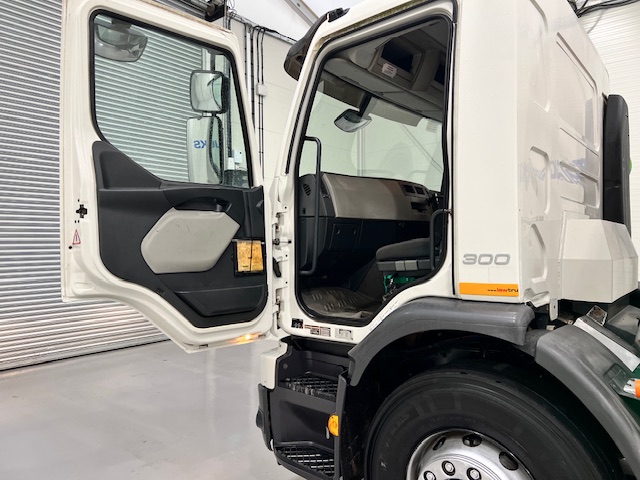 Volvo FE 300 6×2 20000 Litre Fuel Tanker