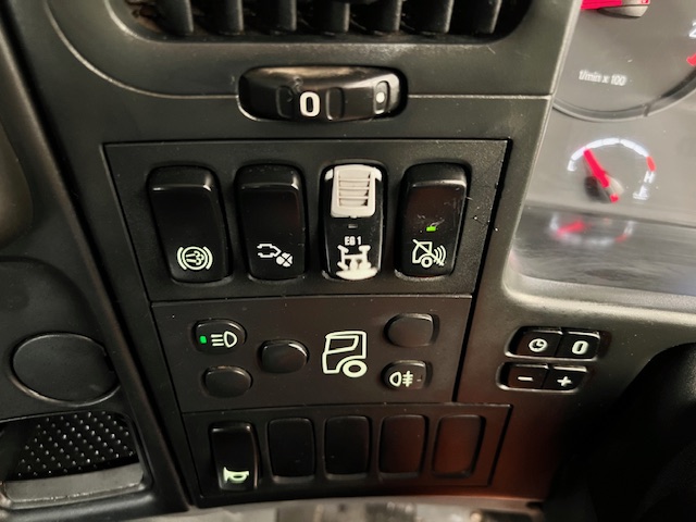 Scania P380 8×4 Day Cab Hookloader Manual