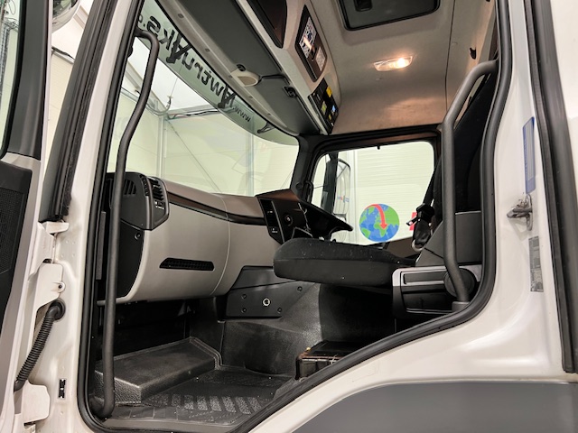 Mercedes Antos 1827 Day Cab Fridge Box