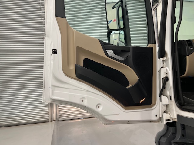 Mercedes Actros 1824 4×2 Sleeper Cab Box Van