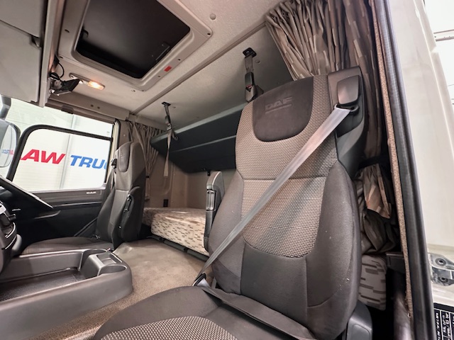DAF CF 330 6×2 Rear Lift Sleeper Cab Curtainsider