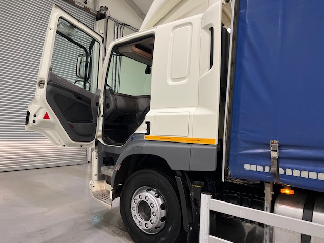 DAF CF 250 4×2 Sleeper Cab Curtainsider