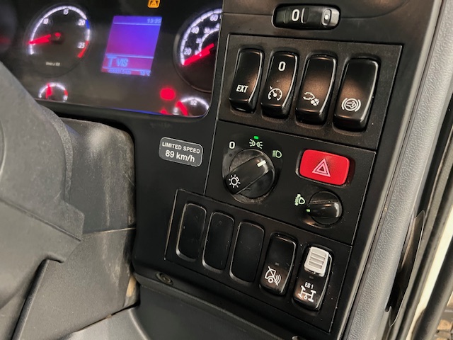 Scania P360 8×4 Day Cab Hookloader Manual