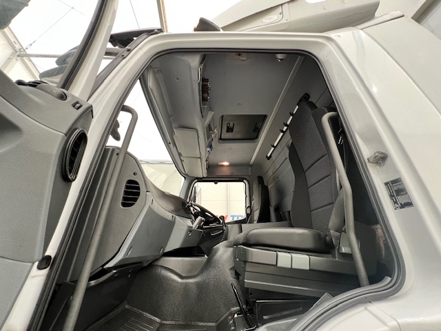 Mercedes Axor 1824 Day Cab Box Van