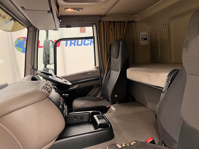 DAF CF75 310 Rear Lift Sleeper Cab Curtainsider