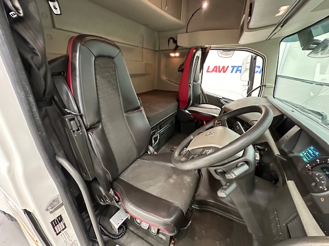 Volvo FH 460 Euro 5 6×2 Tractor Unit Safari Edition