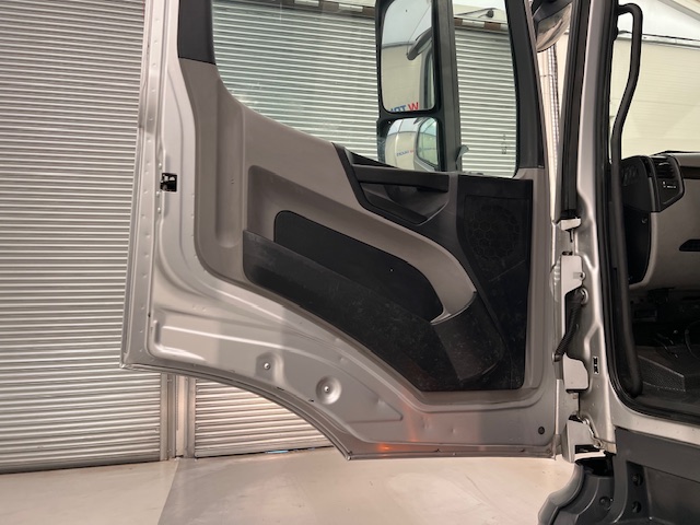 Mercedes Actros 2530 6×2 Day Cab Curtainsider