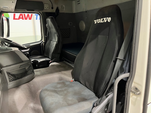 Volvo FM 330 6×2 Rear Lift Sleeper Cab Flatbed