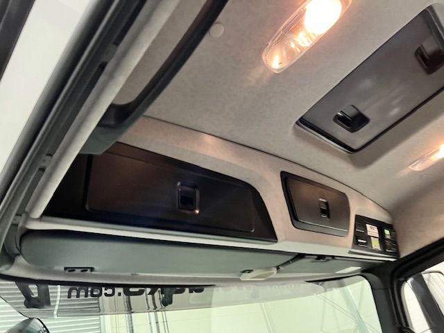 Mercedes Antos 1827 Day Cab Fridge Box