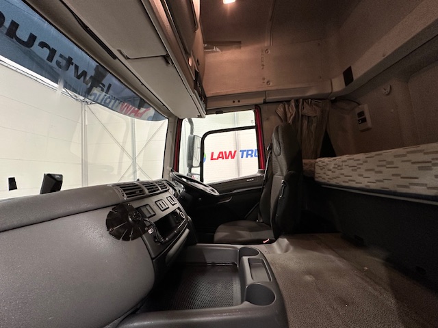 DAF CF 290 6×2 Rear Lift Sleeper Cab Curtainsider