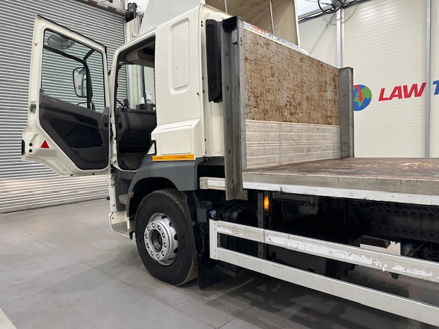 DAF CF 330 6×2 Rear Lift Sleeper Cab Flatbed